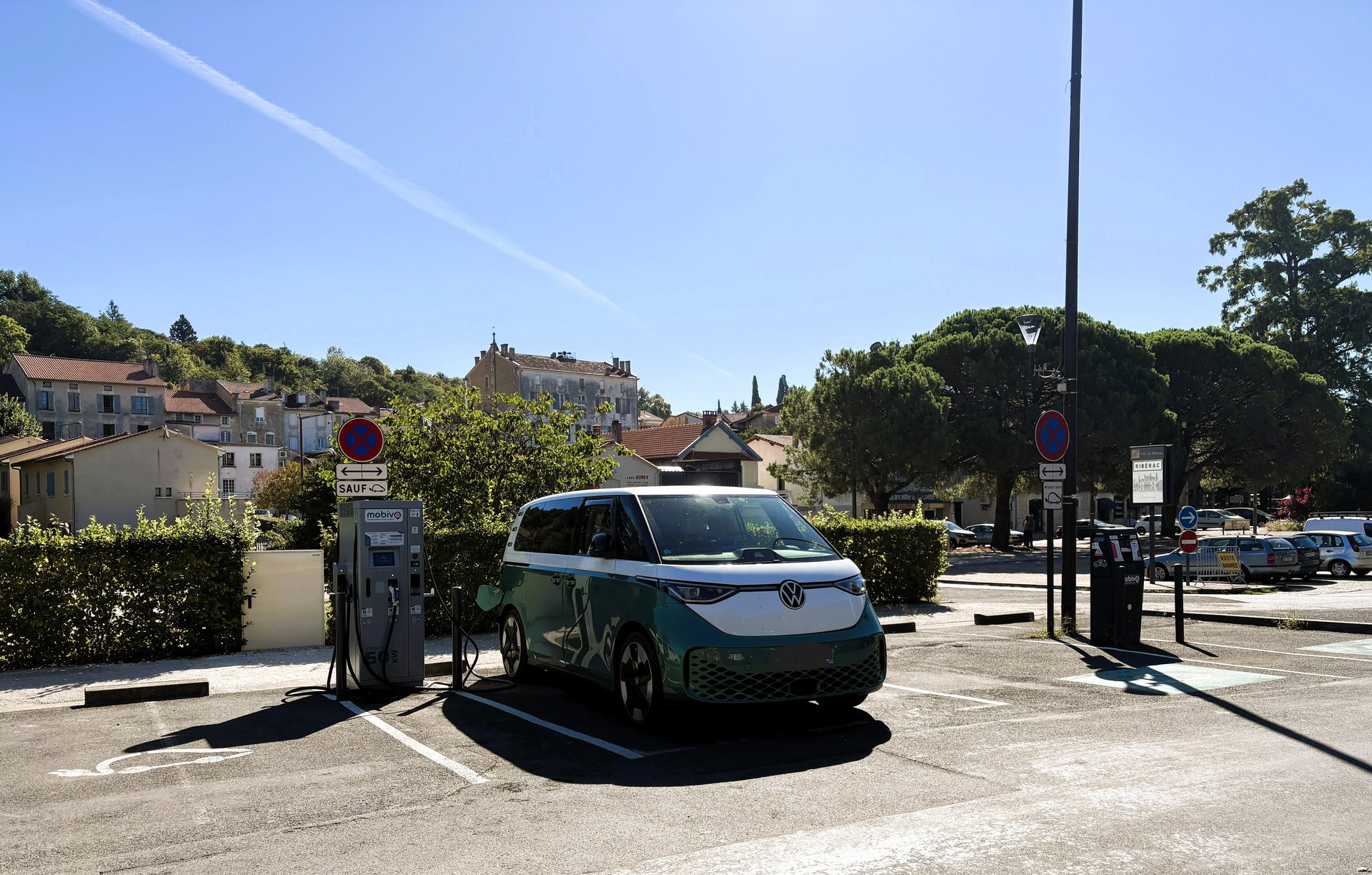 Bornes électriques place Débonnière Ribérac