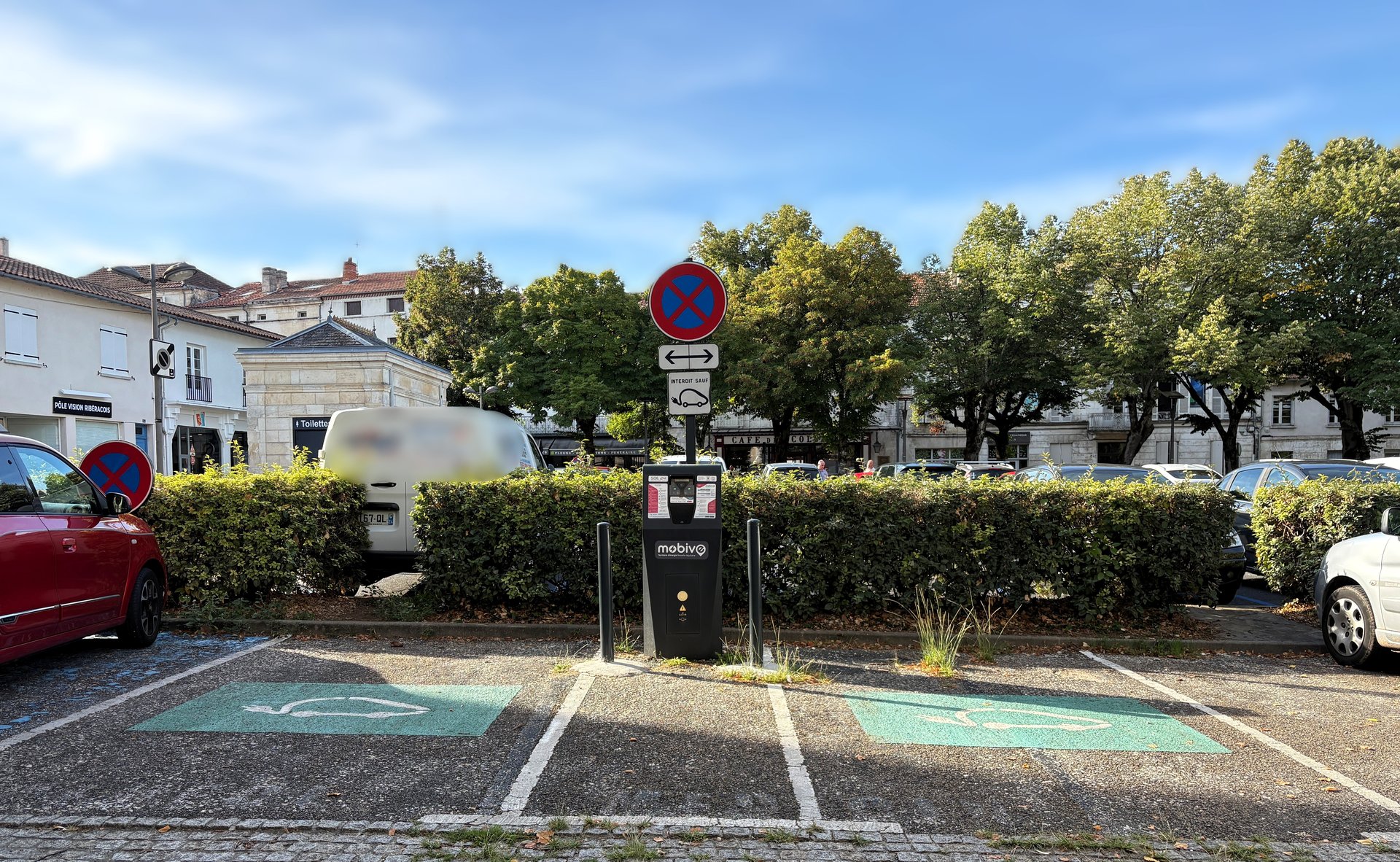 Borne électrique place de Gaulle Ribérac