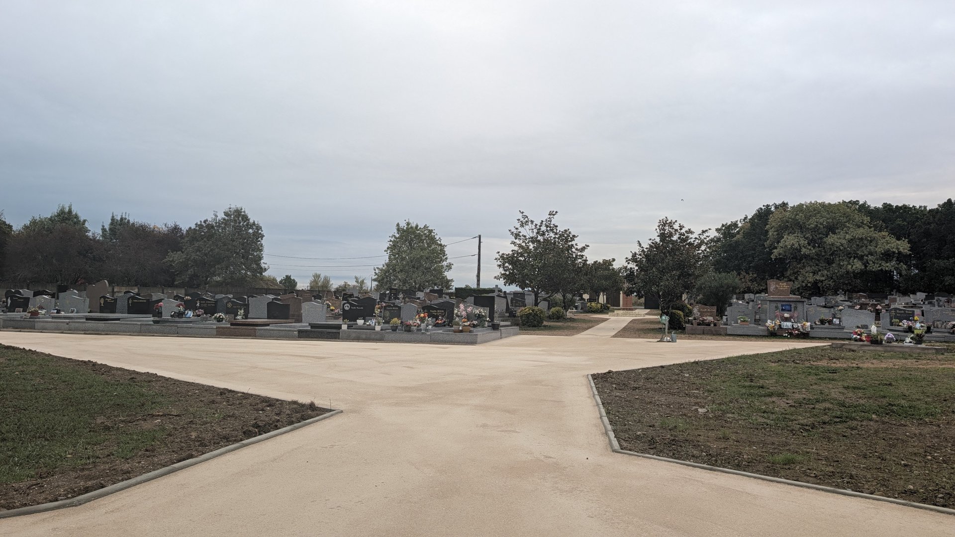 La nouvelle allée centrale du cimetière du bois communal
