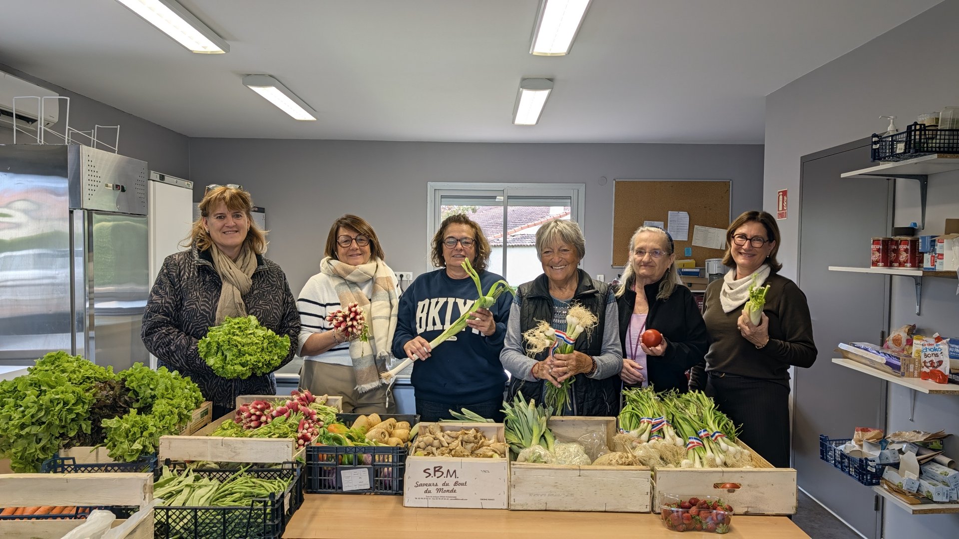 Les bénévoles du CCAS préparant les colis alimentaires