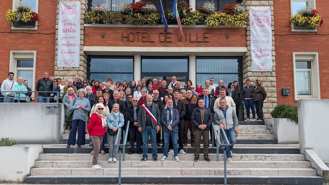 Élus, agents et habitants rassemblés devant l'Hôtel de Ville