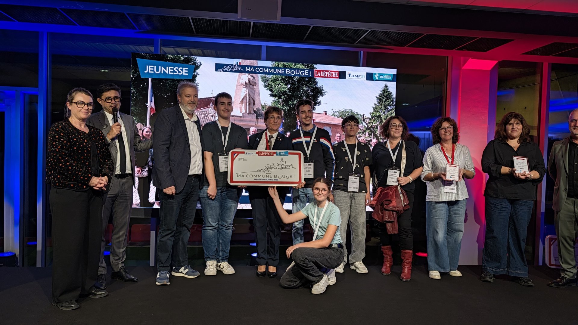 Les jeunes du Cap Jeune'S avec le trophée Ma commune bouge