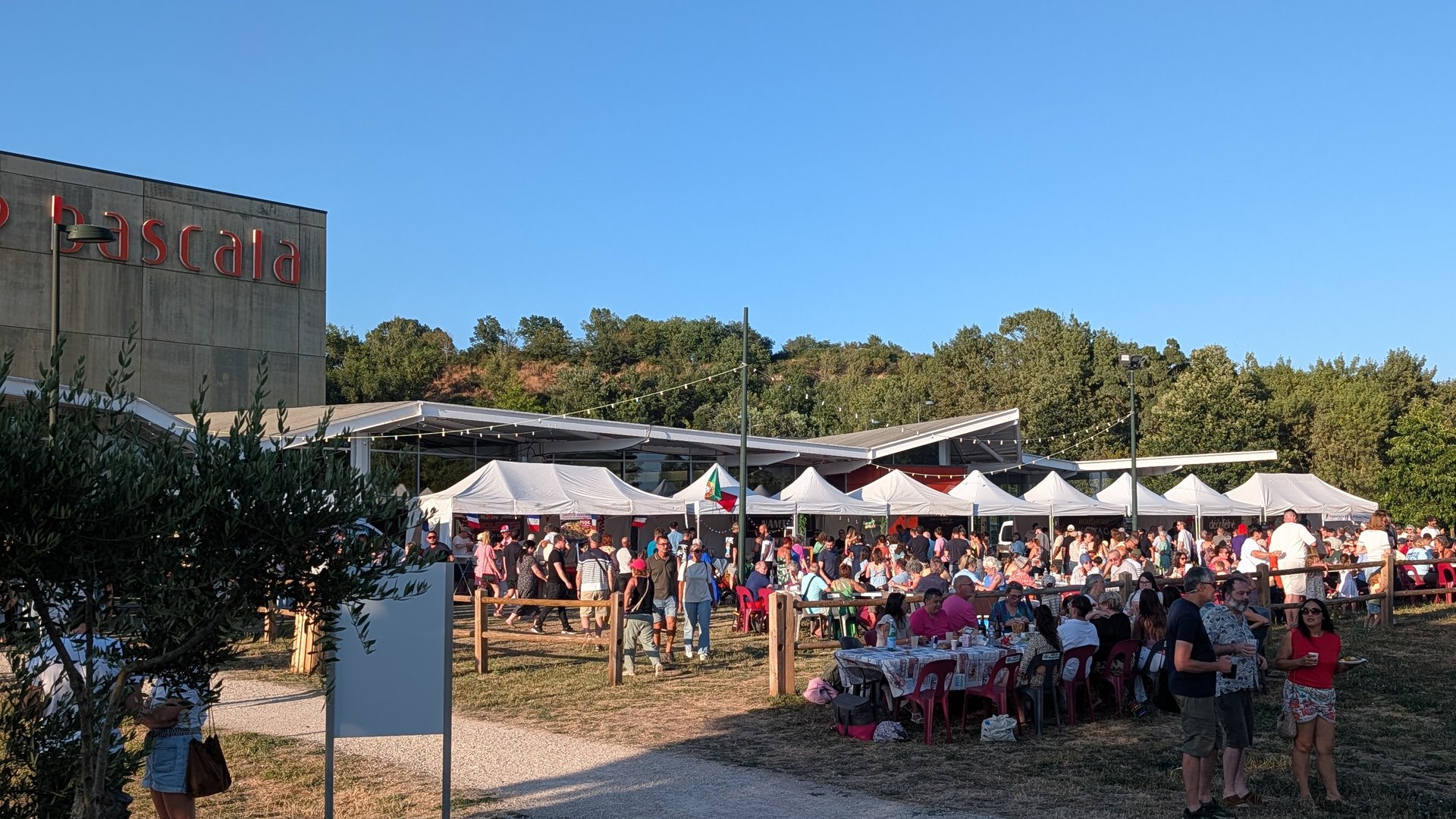 Public devant la scène lors de la Fête du lac