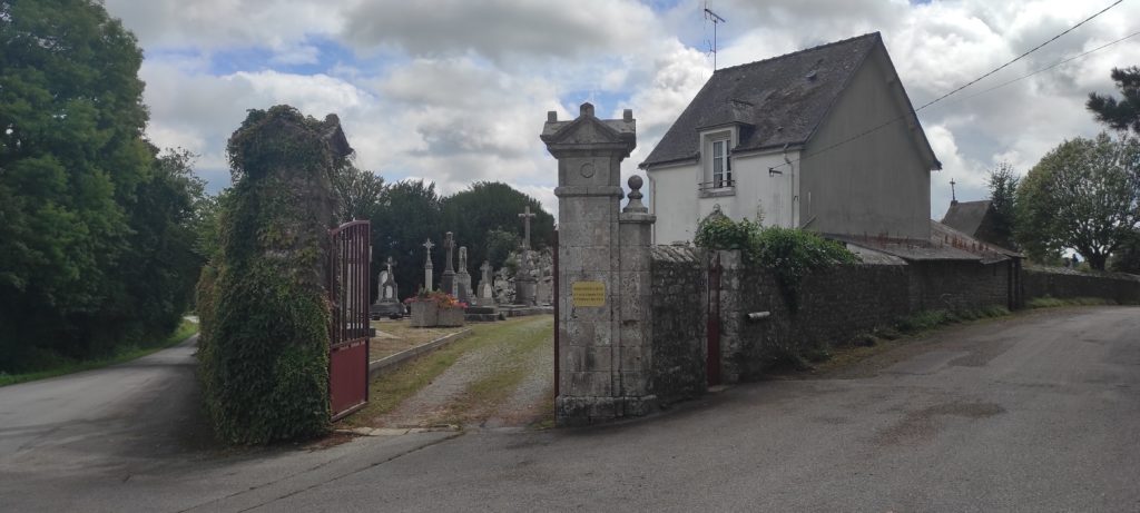 Vue du cimetière municipal de Guémené-sur-Scorff 1