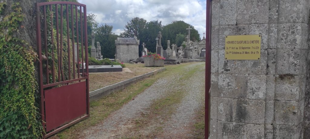 Vue du cimetière municipal de Guémené-sur-Scorff 2