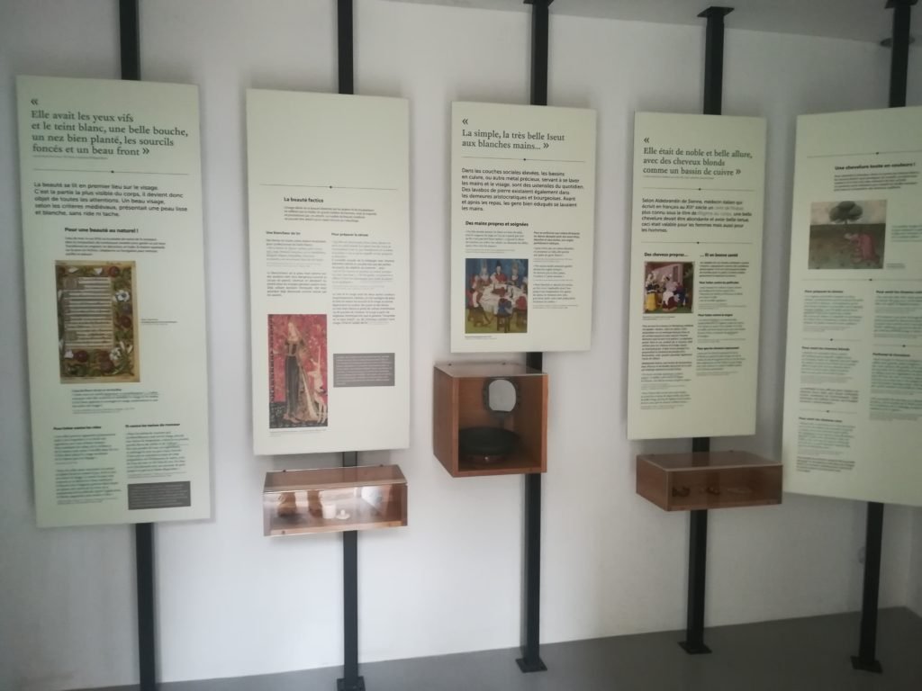 Panneaux muséographiques de la salle cosmétique médiévale