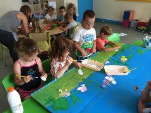 Enfants réalisant une fresque de peinture
