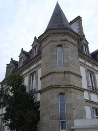 Façade et tourelle de la mairie actuelle