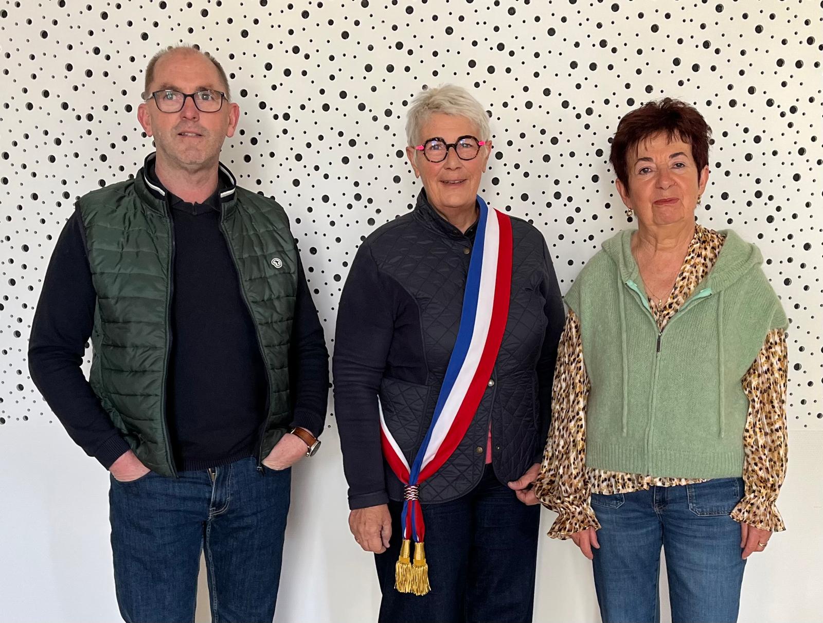 Jocelyne Duroux, maire de Forgès, entourée de ses deux adjoints, Isabelle Chapoux et Bruno Janicot