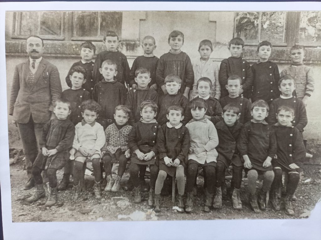  la photo n°1 a été prise en 1929 --> Yves 7ème au 1er rang,son frère n'est pas sur la photo donc pas en âge d'être scolarisé. L'enseignant est M. COULON.