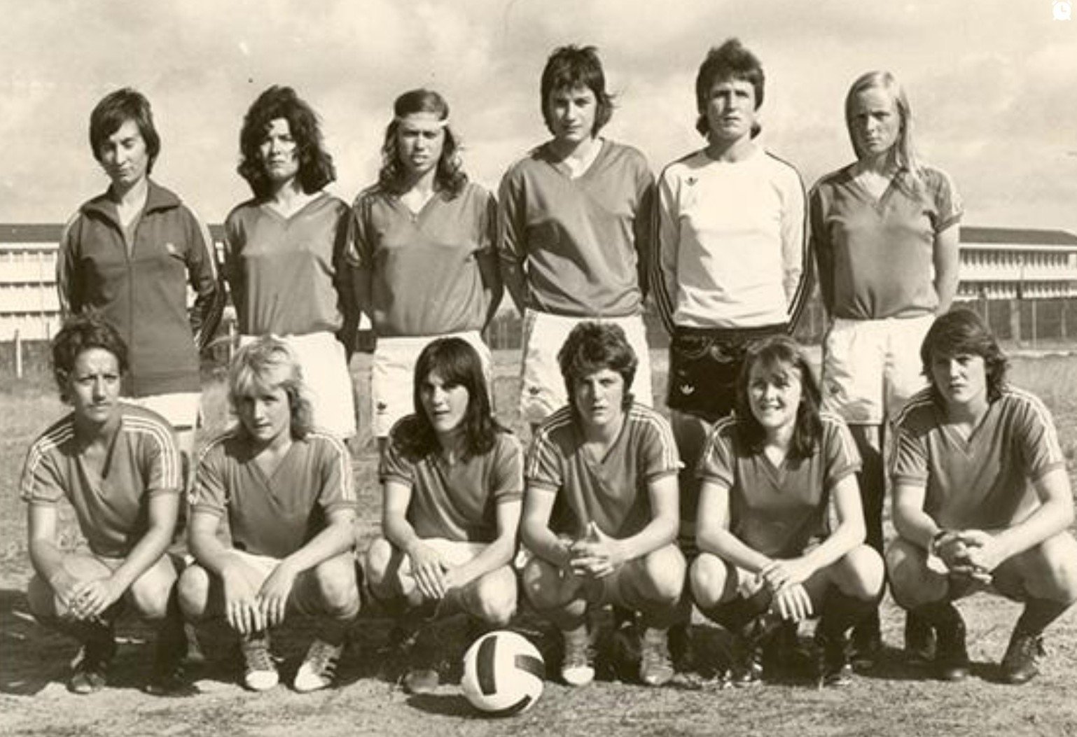 1974 — Le football féminin Le club se lance dans l'aventure d'une équipe féminine, qui se poursuit jusqu'au début des années 1980.